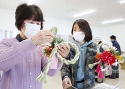 佐宗さん（左）に教わりながら、「壁に飾った時のバランスはどうかな」と最終調整をする参加者