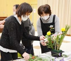 講師に相談しながら作品を完成させる参加者