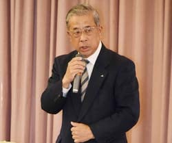 プログラム始動にあたり決意を述べる眞島組合長
