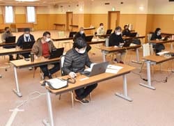 パソコンに向かうシステム利用者