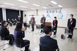 カレンダーの写真入選者に盛大な拍手が送られた褒賞授与式