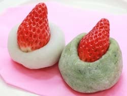 新たに販売する2種類の「いちご大福」