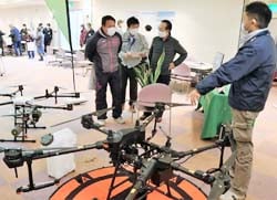 最新機種の説明を聞く参加者