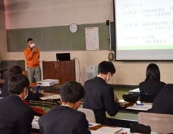 講演する大澤指導員とそれを聞く高校生
