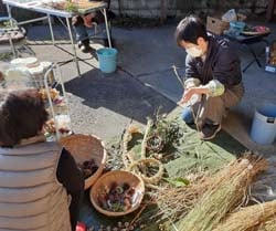 しめ縄作りに挑戦する参加者