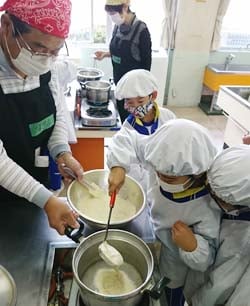 豆腐作りをする和小学校の児童