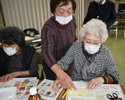 指導する山田支部長（中）と制作に励む部員（右）