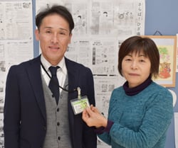 村澤支所長の胸元へシトラスリボンを着ける金田女性部長