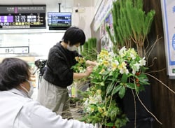 JA職員と花屋が協力してアレンジメントを製作した