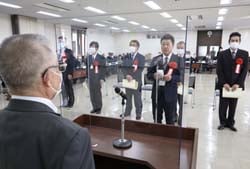 小松組合長を前に、代表挨拶を行う菊池孝明部長