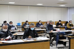 真剣に説明を聴く参加者