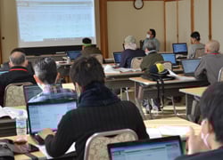 スクリーンを見ながら操作の確認をする受講生