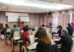資産形成・運用について話を聞く参加者ら