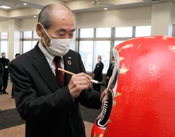 だるまに目を入れる横内一郎副組合長