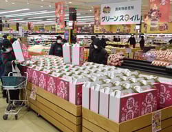 「福」求めて福箱を選ぶ来店客（1月1日、長野市篠ノ井）