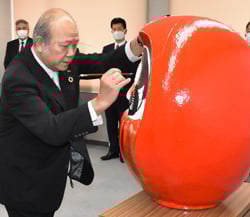 だるまに目を入れる宮澤組合長