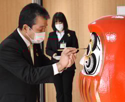 決意を込め目入れを行う寺沢組合長