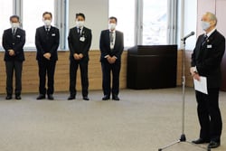 あいさつする浅沼組合長