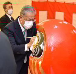 だるまに入瞳する眞島組合長