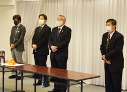 式で新年のあいさつを述べる武井組合長など常勤理事ら