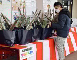 農産物福袋を買い求める来場者
