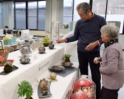 自身の陶芸作品について説明する柴田さん（左）