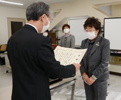 感謝状を受け取る磯部部長