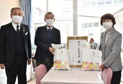 櫛原所長（中）に米とタオルを届けた田屋組合長（左）と田上女性部長