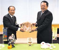 「おひな柿」を手にする湯本市長（左）と風間会長