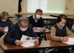 真剣な表情で説明を聞く参加者