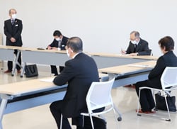 あいさつする横内副組合長