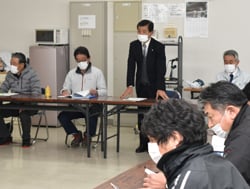 開会の挨拶をする降幡孝由常務（中央）