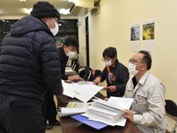 担い手に対し個別説明する松坂技術員