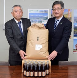 米などの寄贈を行った武井組合長（左）