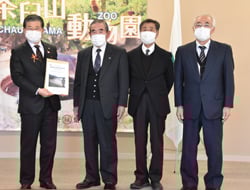 加藤久雄市長に記録集を贈呈した若穂地区住民