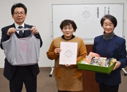 記念品を受け取り笑顔の井澤さん（中央）