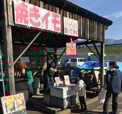 焼き芋を販売しているJAファームみゆき店の特設小屋