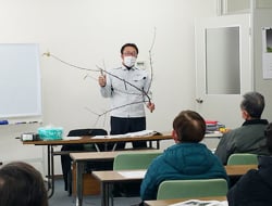 枝を切りながら剪定方法を説明する宮下講師