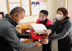 「紅林荘」へ清拭布を寄贈する五味浩美ブロック長（中央）と小林和佐副ブロック長（右）