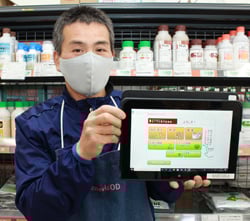 導入したタブレット端末を活用するJA職員