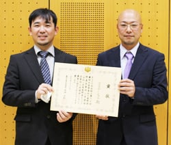 受賞を喜ぶ代表の上條さん（右）と大羽賀さん（左）