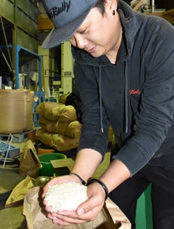 1月12日畔上さんの作業場で撮影。米の品質を確認する畔上さん