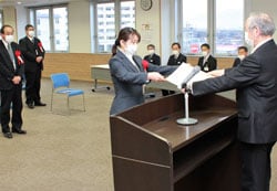 浅沼組合長（右）から表彰を受ける受賞者