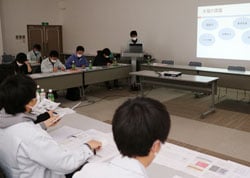 研究成果を発表する指導係