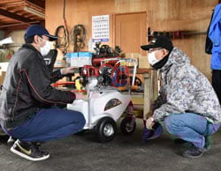 訪れた生産者に機器の特徴を説明
