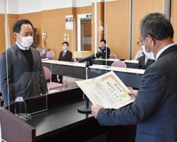 JA中村常務から最優秀賞の受賞を受ける安藤則雄さん（左）