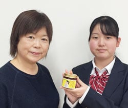 開発したぼたんこしょう入りラー油を手にする望叶さん（右）と荻原教諭