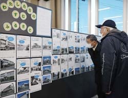 小和田地域の今昔写真を興味深く見つめる来所者