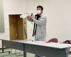 宿根カスミ草の栽培管理方法を説明する伊藤担当