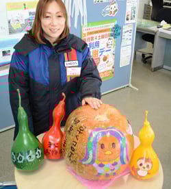 聖南スタンドに展示されているアマビエが描かれたカボチャと花岡さん
